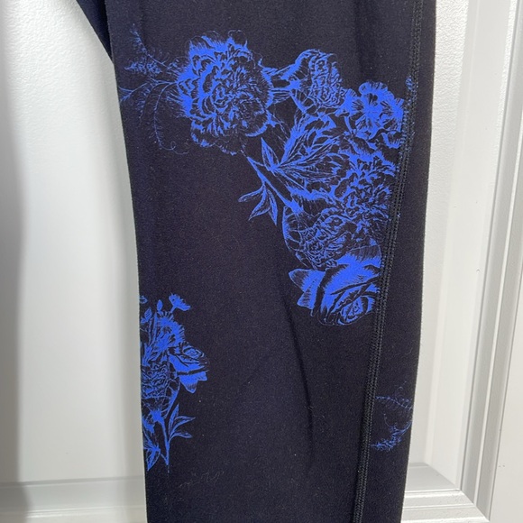 RYU dark blue athletic leggings with blue rose print on front and back Size M. - Picture 3 of 4
